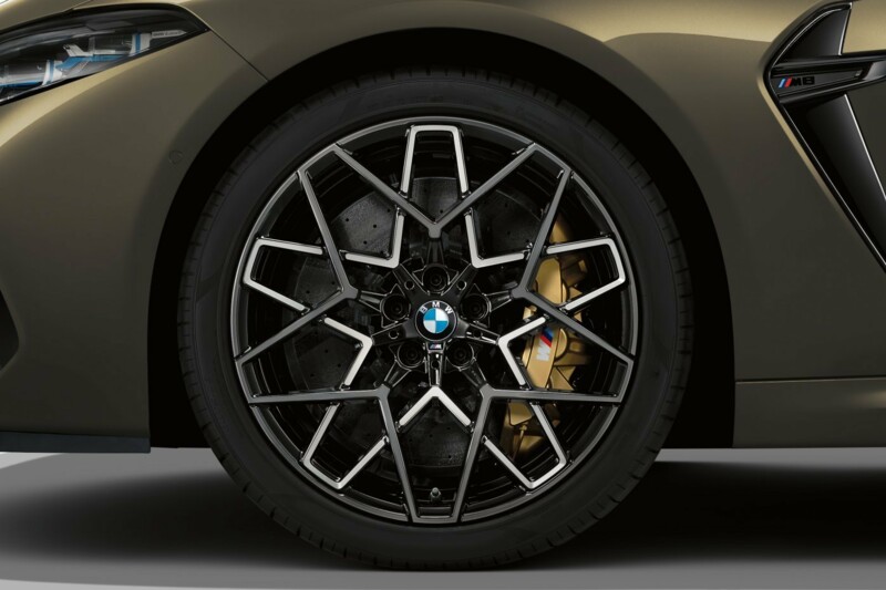 Die Felgen eines BMW M8 Cabriolets in der Farbe Sepang Bronze metallic.