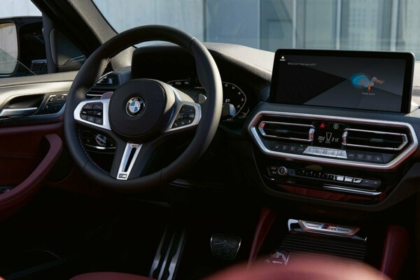 Das Cockpit eines BMW X4 xDrive mit aufgeschaltetem Multimediasystem.