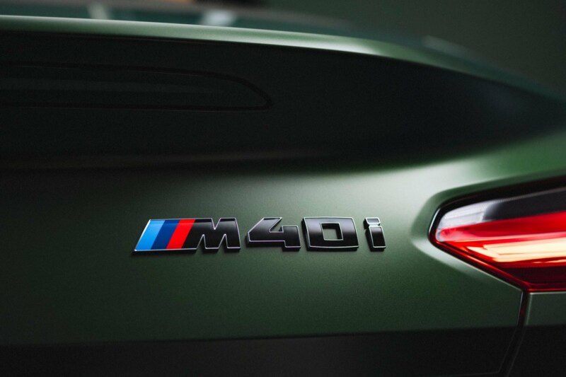 Der M40i Schriftzug auf dem Heck eines BMW Z4 M40i mit M Performance.