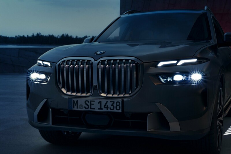 Der BMW X7 xDrive40i mit eingeschalteten Frontscheinwerfern inklusive Abblendlicht.