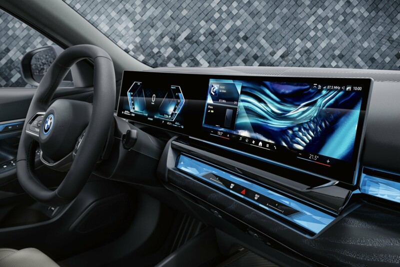 Das Multimediasystem einer BMW 520i Limousine mit Curved display und eingeschaltetem Virtual Cockpit.