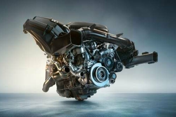 Ein freigestellter Motor S58 TwinPower eines BMW M4.