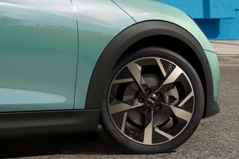 Das rechte Vorderrad eines MINI Cooper 3-Türers im 5-Speichen Design.