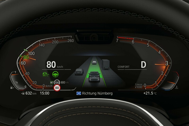 Das Fahrassistenzsystem Driving Assistant Professional im Einsatz während einer Fahrt.