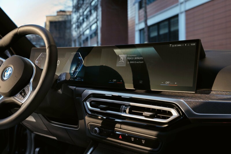 Das Multimediasystem mit Curved Display des BMW 330e Touring.