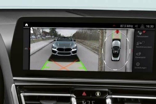 Das Display an der Mittelkonsole eines BMW M8 mit aufgeschaltetem Parking Assistant Plus.