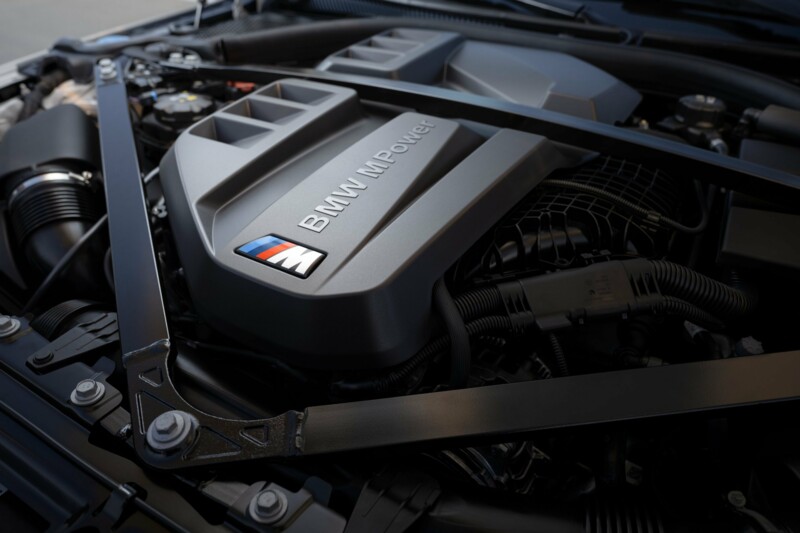 Der Motor eines BMW M4 mit BMW MPower Aufschrift.