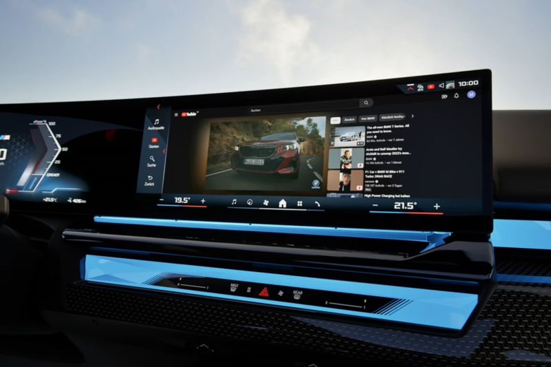 Das Curved Display eines BMW i5 M60 xDrive Touring mit aufgeschaltetem Videoplayer.