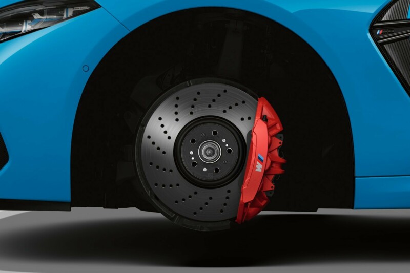 Die Bremsanlage eines BMW M8 Coupé mit rotem Bremssattel.