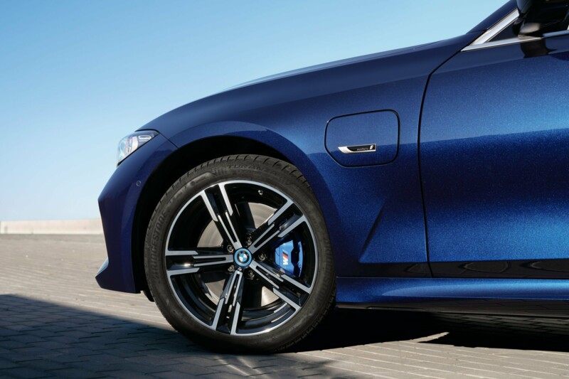 Die Seitenansicht mit M Rädern im 10-Speichen Design des BMW 330e Touring.