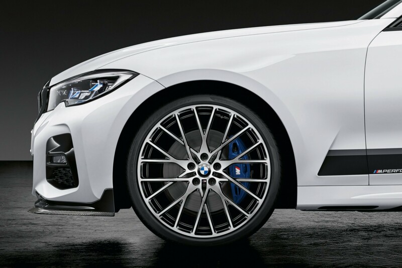 Die Seitenansicht einer BMW M340i M Limousine mit Felgen im 16-Speichen Design.