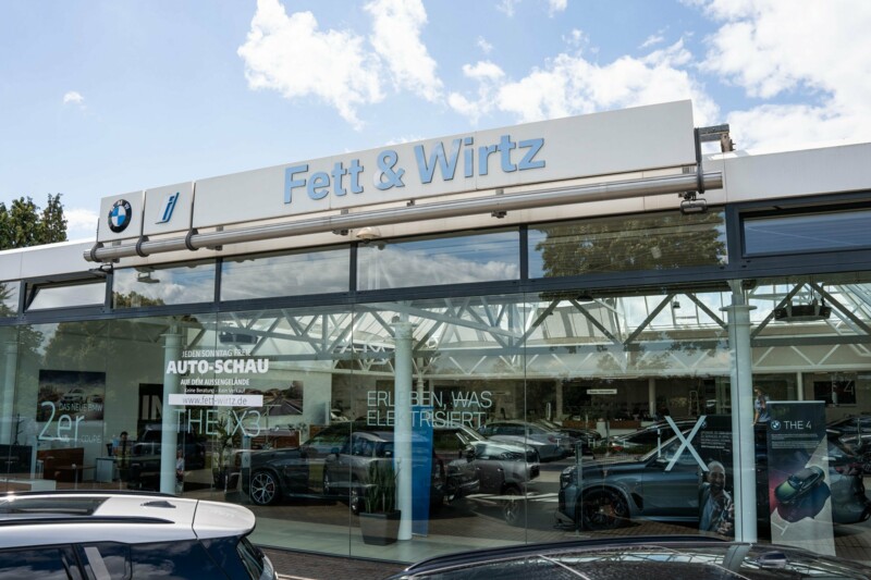 Außenansicht des Autohauses Fett & Wirtz in Wesel.