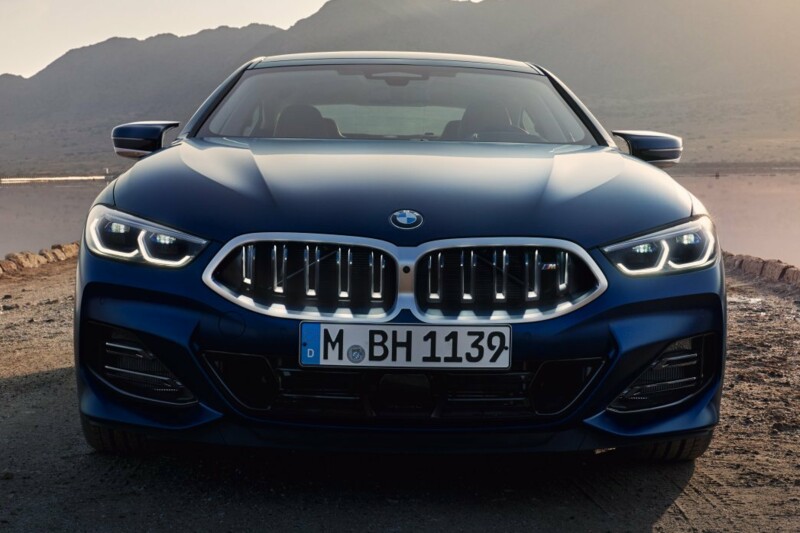 Der Kühlergrill eines BMW M850i xDrive Gran Coupé mit Iconic Glow.