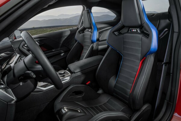 Der vordere Innenbereich eines BMW M2 Coupés mit Leder Sportsitzen.