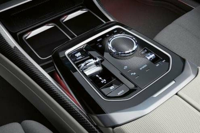 Die Mittelkonsole eines BMW i7 M70 xDrive ohne konventionellen Schalthebel.