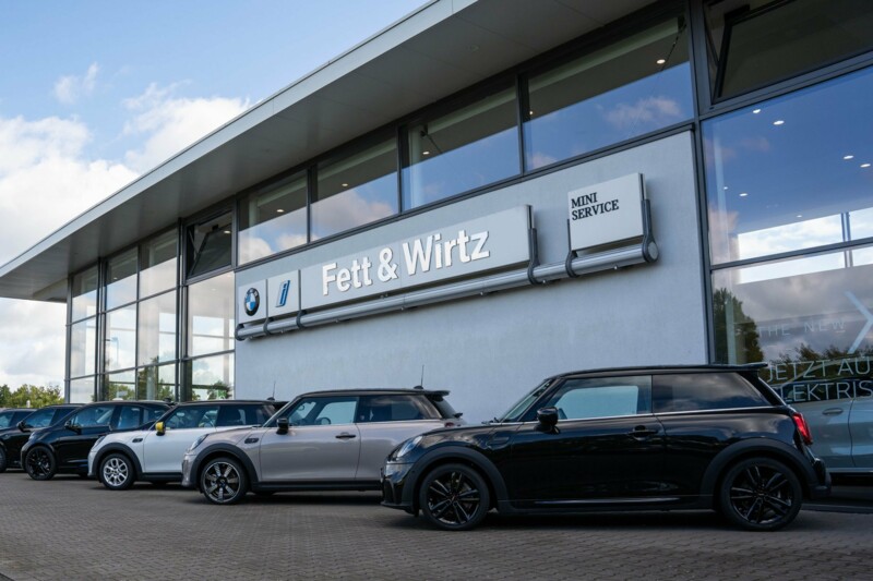 Außenansicht des Autohauses Fett & Wirtz in Geldern.