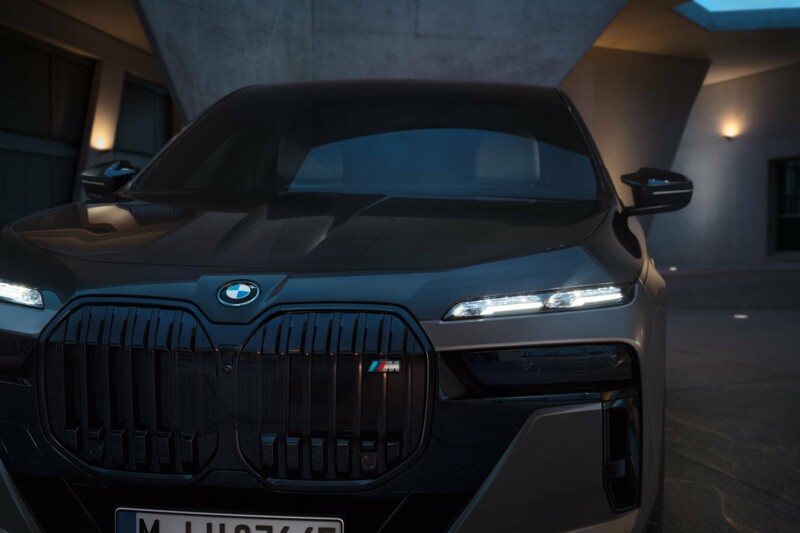 Die Front einer BMW M760e Limousine mit eingeschaltetem Tagfahrlicht.